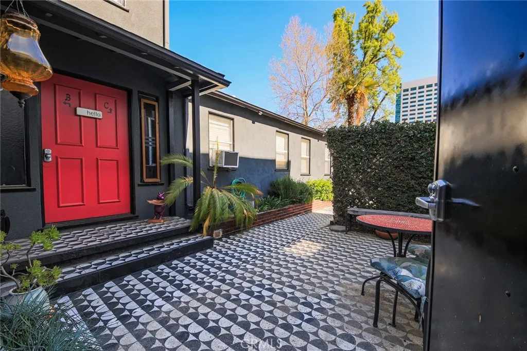 3815 W Heffron Dr, Burbank, California 91505 home-pic-6